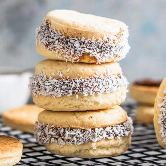 Argentinian Style Alfajores - Alfajores de Maicena con Dulce de Leche